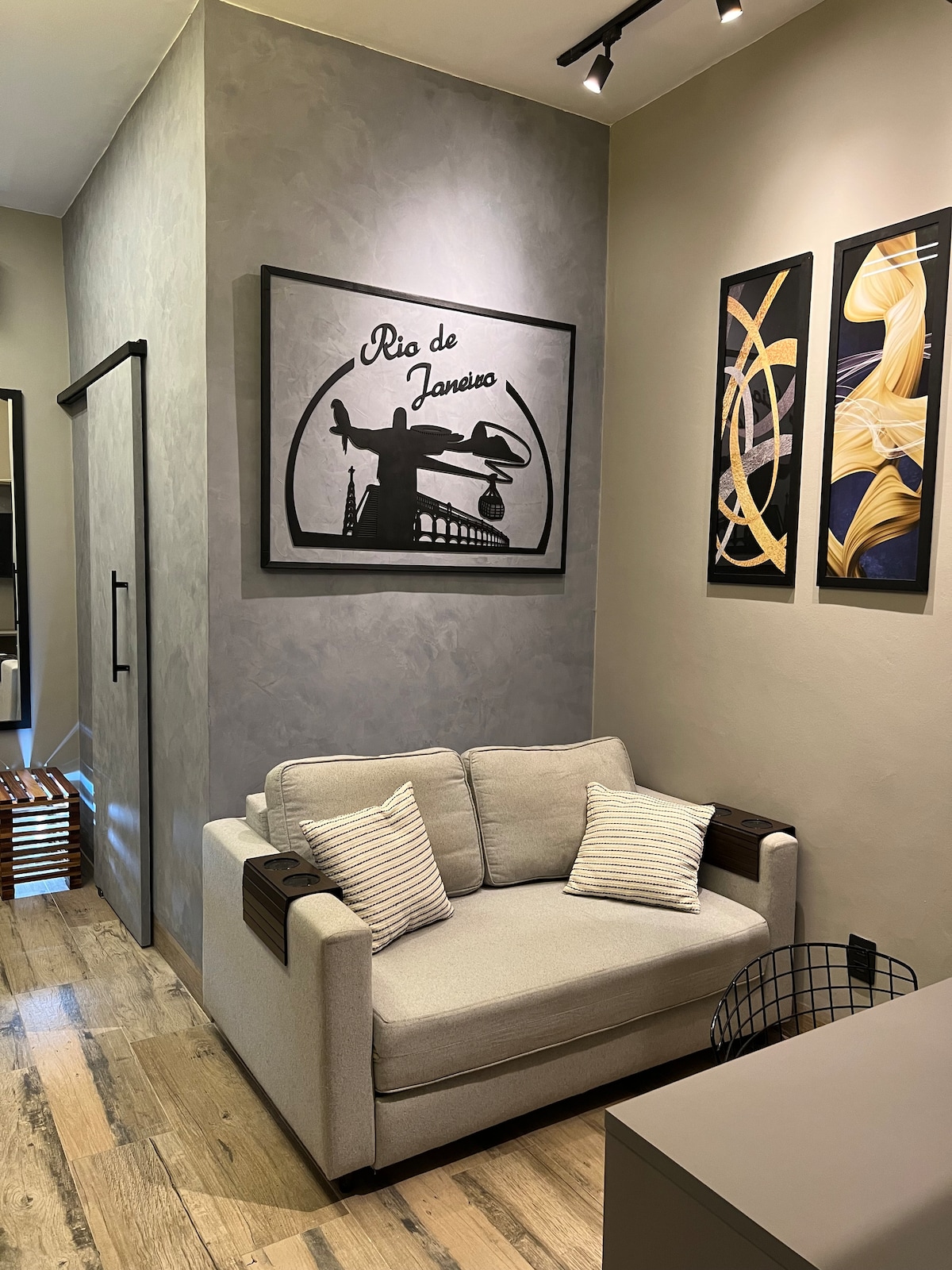 Sofa cama com mini sala e TV