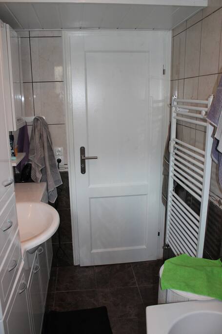 Bad mit Dusche und Wanne
