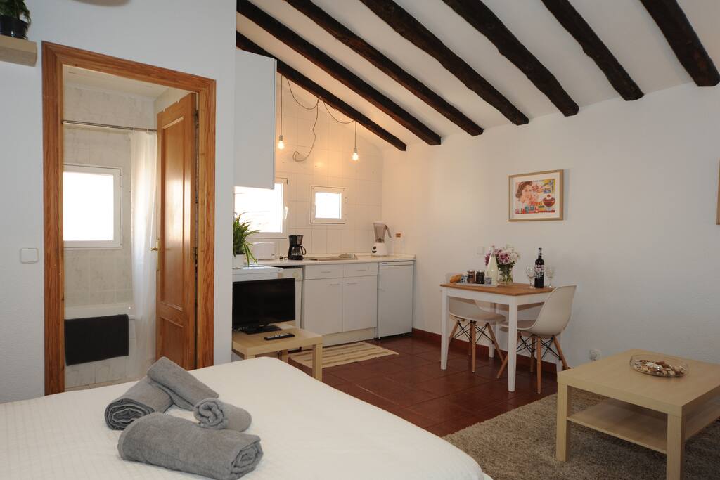 Zona dormitorio & Cocina / Bed area & Kitchen