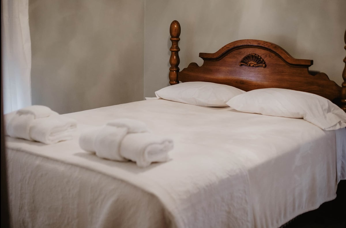 2号卧室：双人床和壁橱空间，可满足您的需求。 夏夜可享用便携式空调。