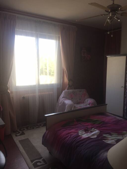 Fenêtre de la chambre donnant sur l'allée qui mène au jardin
