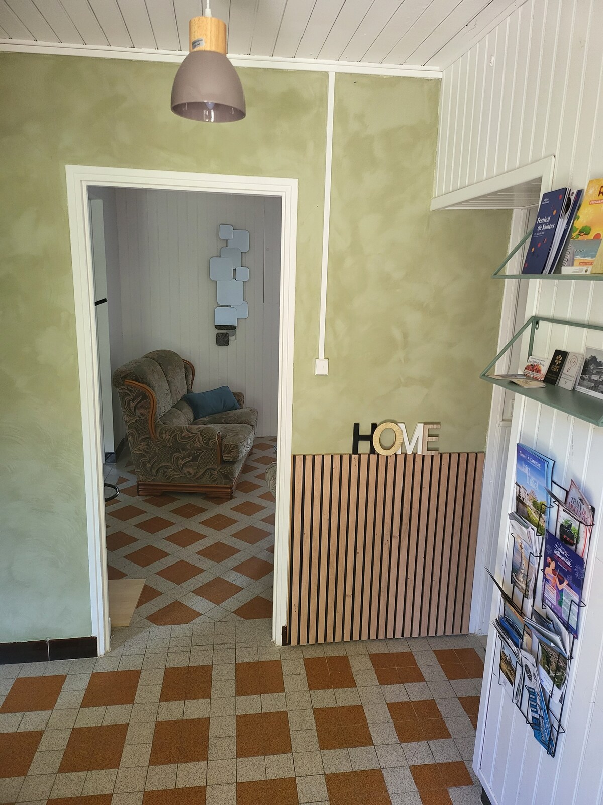 Top Airbnb: The Red House:
charming village house a Saujon