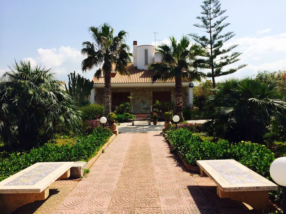 Vista frontale della villa.