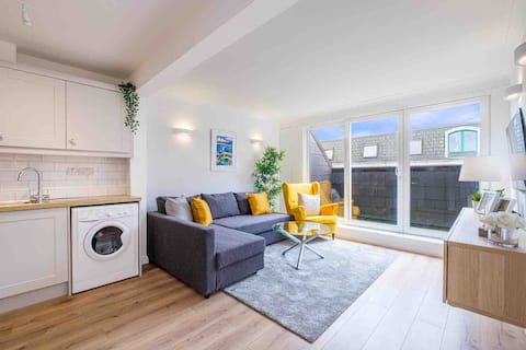 Luxury Modern PENTHOUSE, City Centre, SLEEPS 6