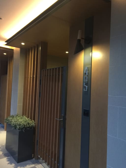 这,是进房间的第一道门,有个触摸延时开关,点一下,会自动打开,不用关,一会儿它会自动关掉的。