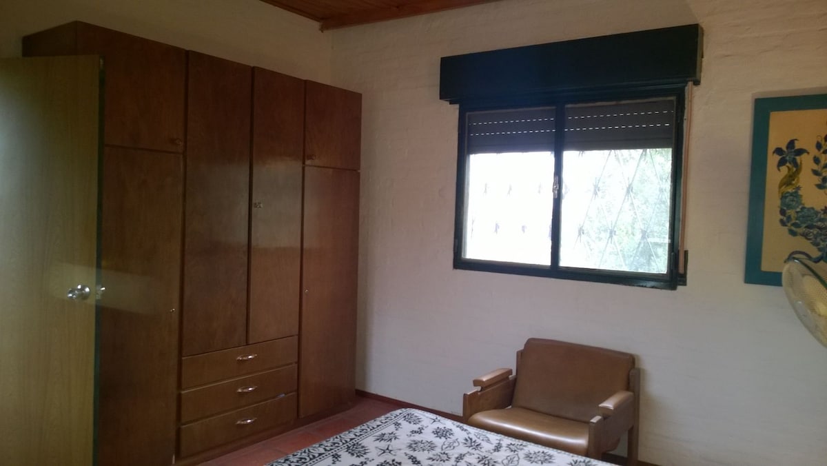 Dormitorio principal. Ventana con vista lateral hacia el mar. Todas las ventanas cuentan con persiana, mosquitero y rejas.
Amplio armario.