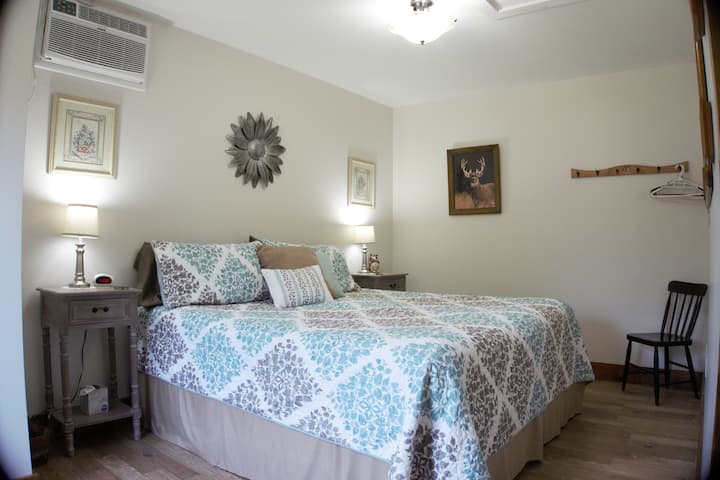 Dhomë gjumi ME një krevat dopio "king" ose DY binjakë