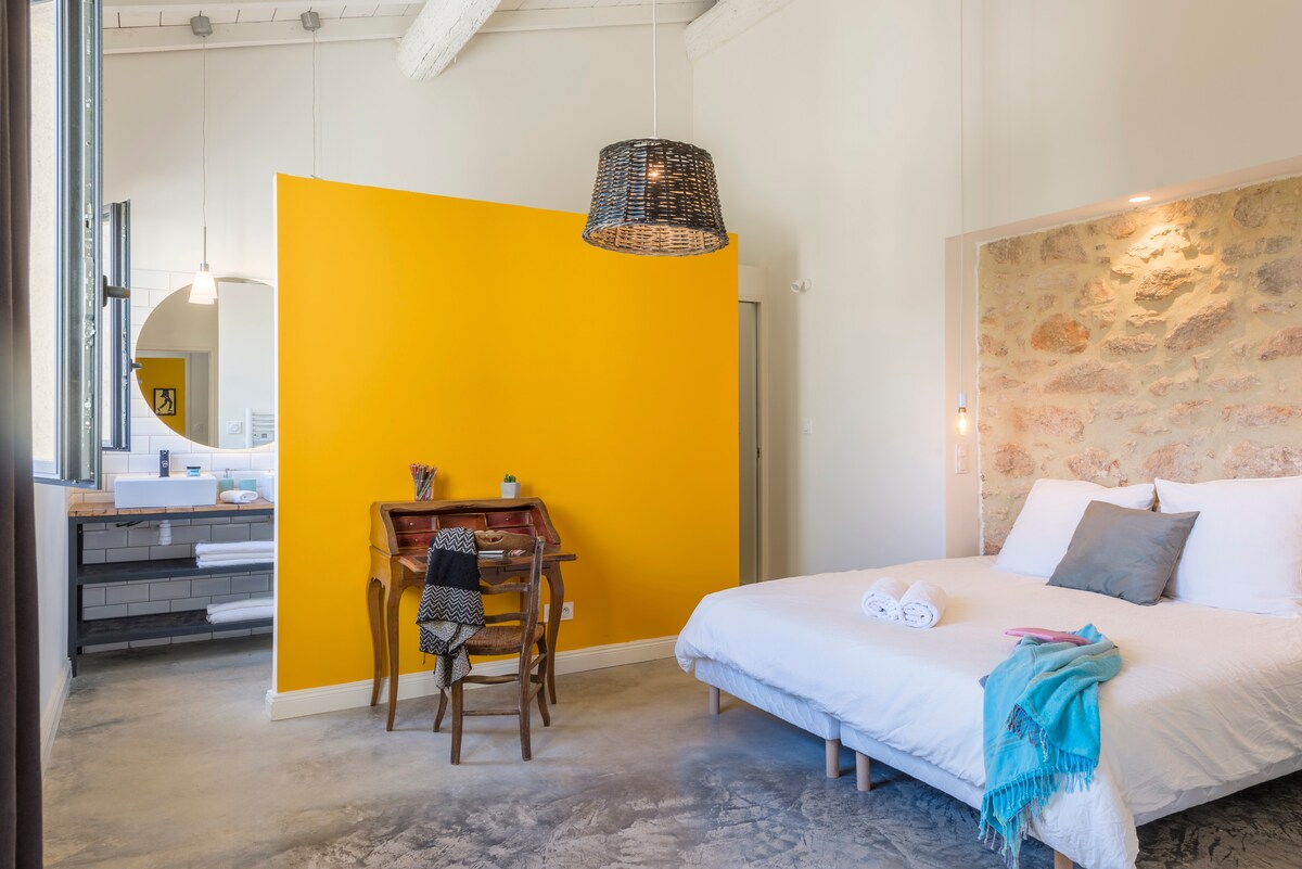 ผสมผสานความสะดวกสบายทันสมัยและเสน่ห์ของโลกเก่าในห้องที่ตกแต่งอย่างมีรสนิยม เฟอร์นิเจอร์โบราณและสีสันสดใสช่วยสร้างบรรยากาศที่เอื้อต่อการผ่อนคลายและแรงบันดาลใจ