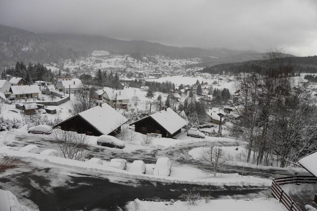 un aperçu de notre parking où les chaines sont de rigueur ou les pneus neige