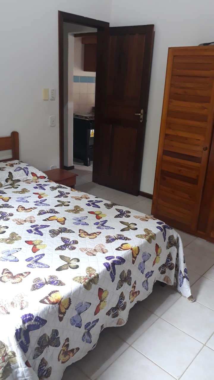 房间配有一张双人床和斯普利特空调。