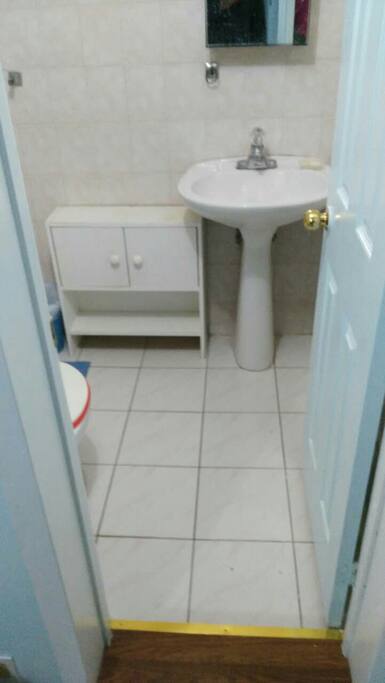 CLEAN WASHROOM