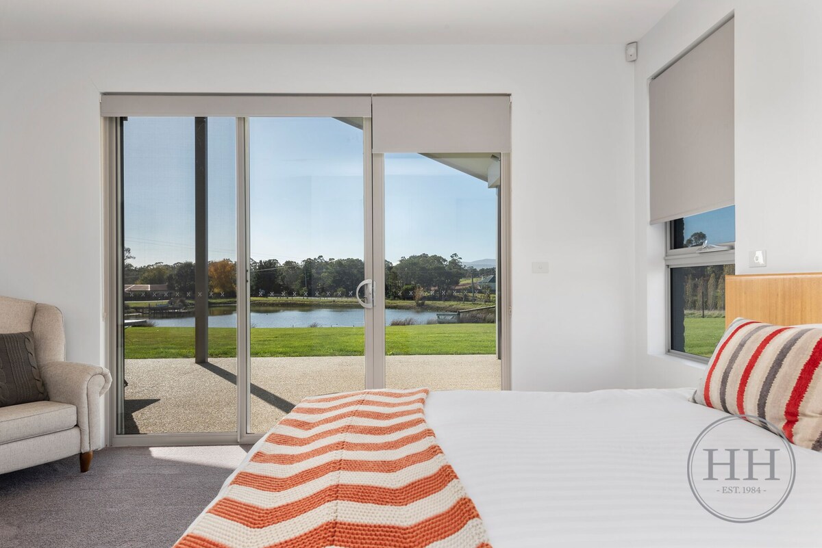 Disfruta de la tranquilidad con una lujosa cama tamaño king, una decoración serena que refleja las vistas al lago y un lujoso baño privado para una estancia rejuvenecedora.