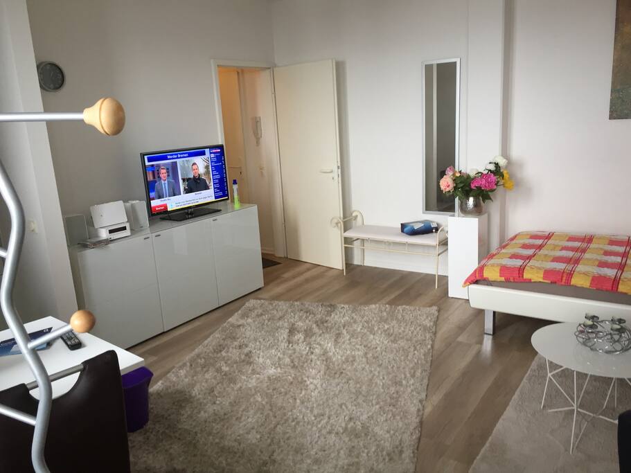 Blick vom Fenster in den Wohnraum