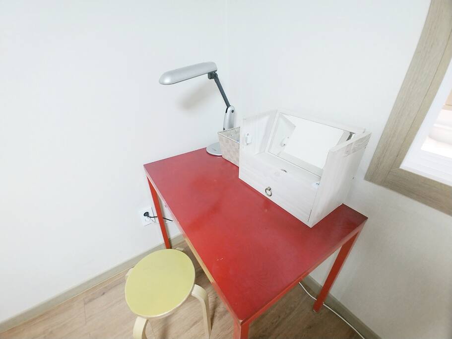 Table with mirror and stand!