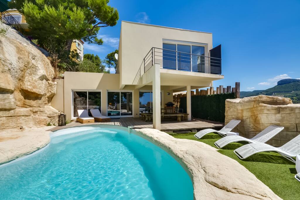 La maison avec piscine construite sur la roche