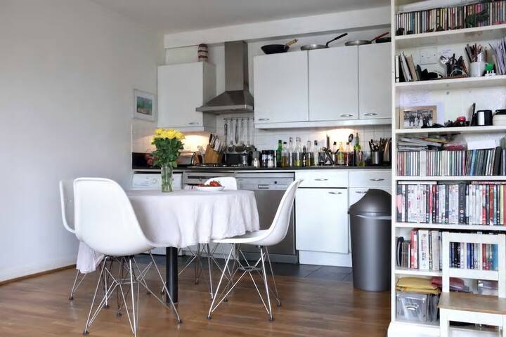 Bright flat with big terrace- Leith, Edinburgh gallery image 3