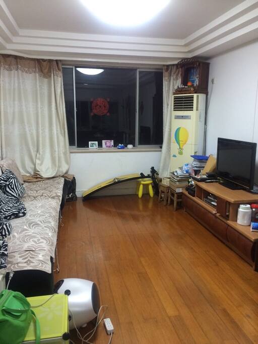客厅宽敞明亮,设施齐备