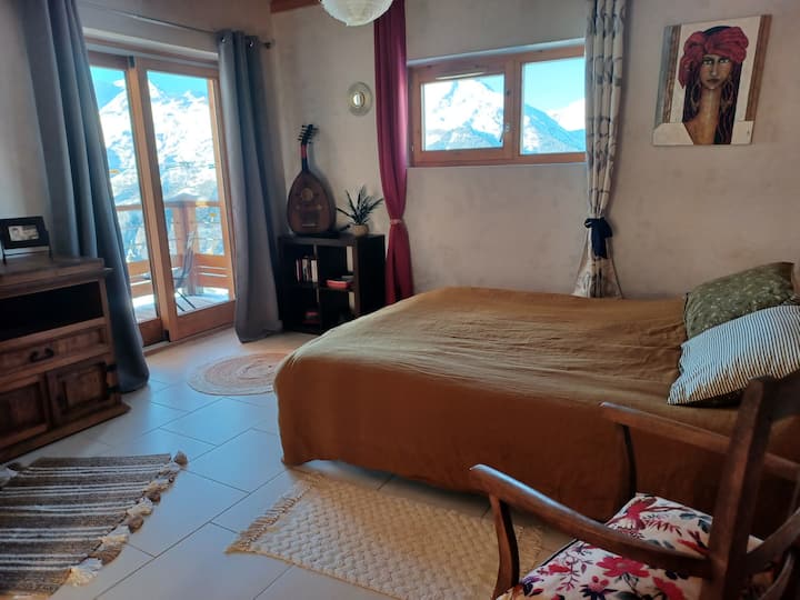 Gran habitación con balcón
Nivel 1