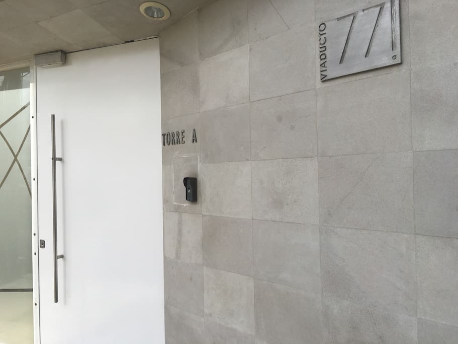 Entrada a Los Condominios