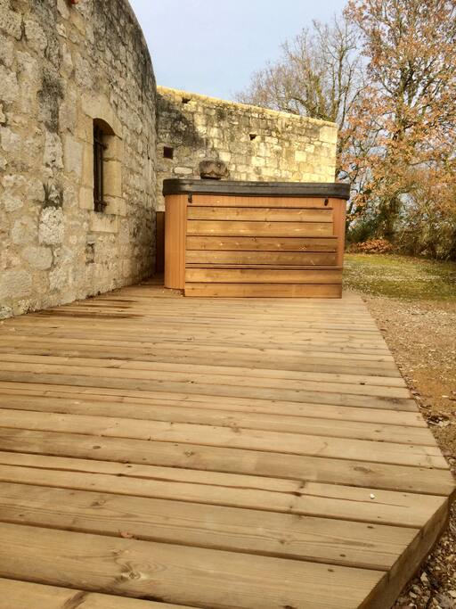 Spa installé cet hiver 2018 et petit jardin privés