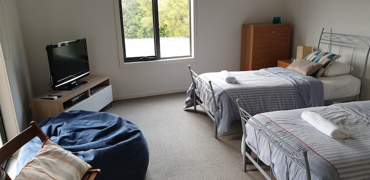 Treća spavaća soba s bračnim krevetom za djecu i tinejdžere - xBox 360 i DVD te igre.