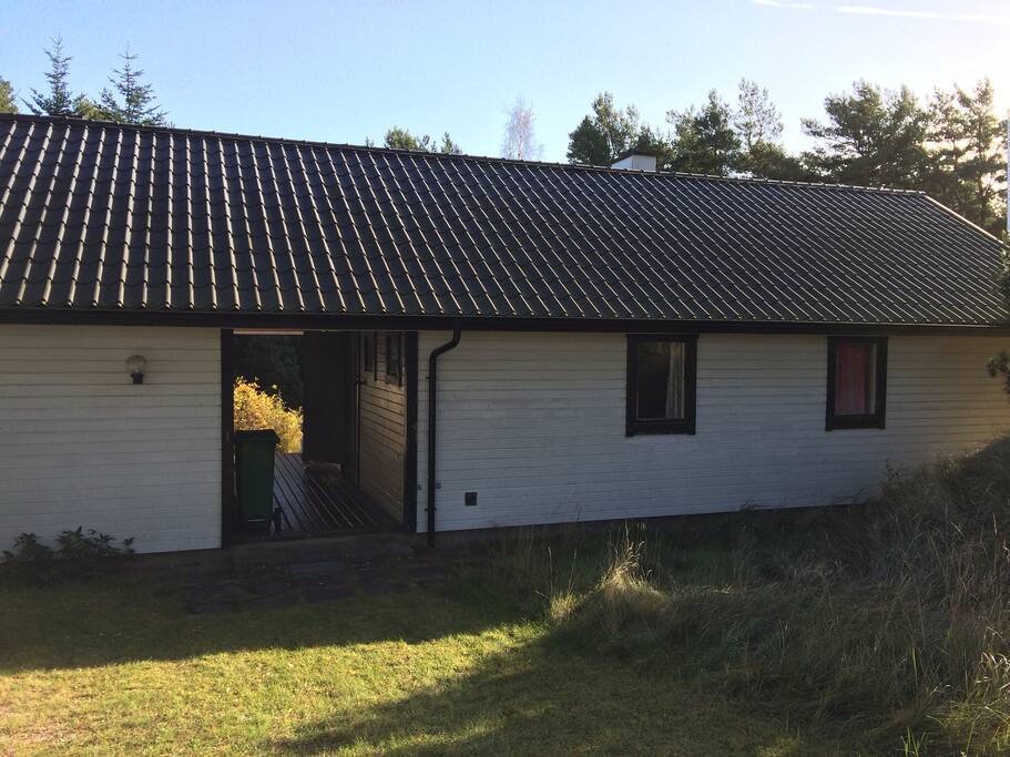Ett större och ett mindre hus. Ingång i mitten