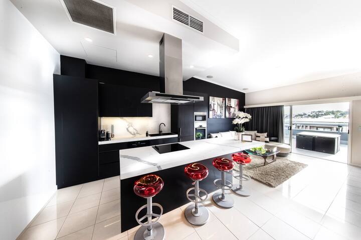 LUXE 2 Brunswick St Terrace Apartment Pet Friendly gallery image 3