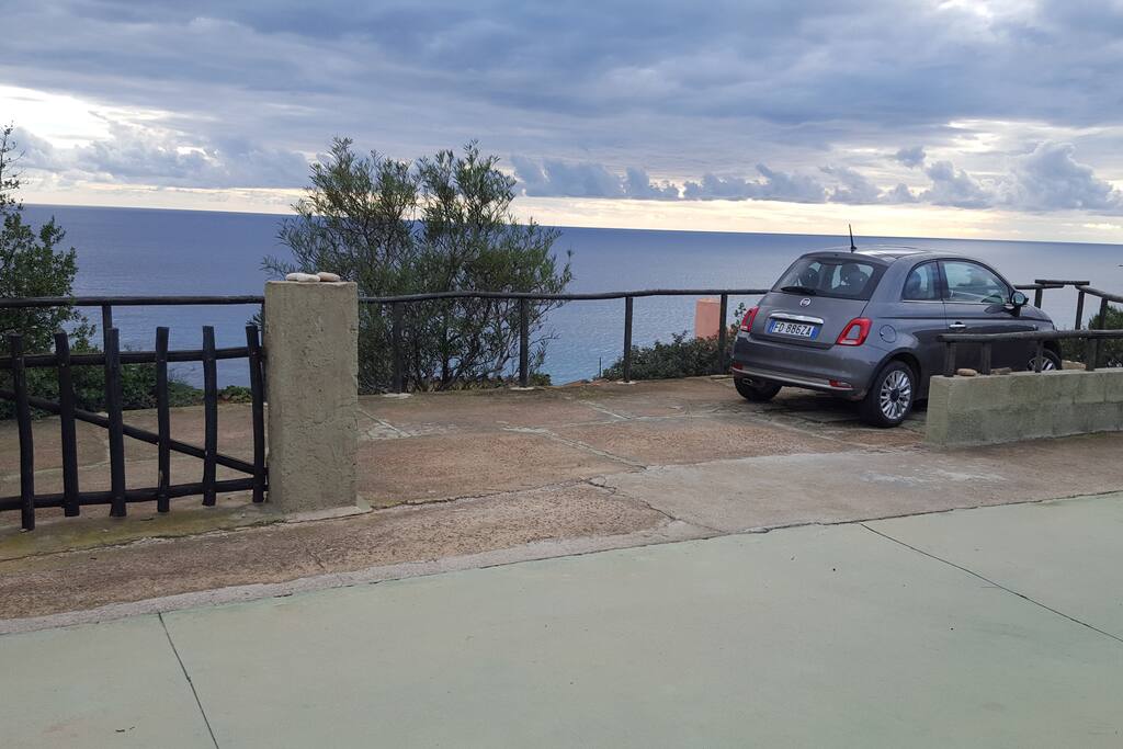Ingresso e area parcheggio privato