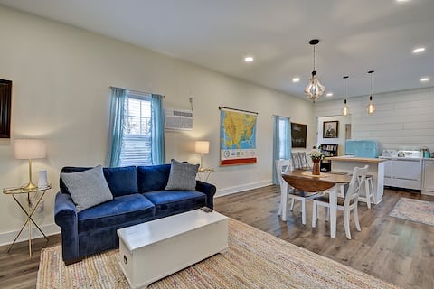 Tiny Cottage, Big Dreams! *Hot Tub* Downtown Indy!