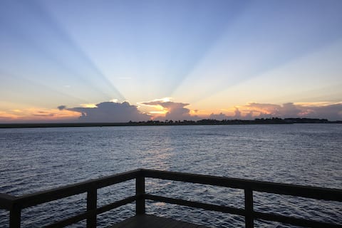 Top Airbnb: Tybee Beachfront Back River Cottage-Mock Dock in Tybee Island