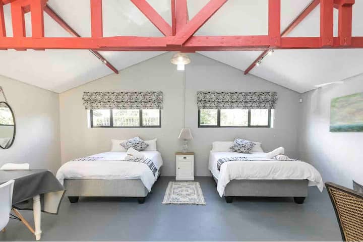 هذا هو كوخ الاستوديو المنفصل، وغرفة النوم السابعة. يحتوي على مطبخه الجديد الخاص به وحمامه الجديد. يوجد مطبخان في العقار، في المنزل الرئيسي وفي الكوخ. طهي سعيد - لا يوجد ذرف حمولة مع مواقد غاز 2x وأضواء البطارية! 