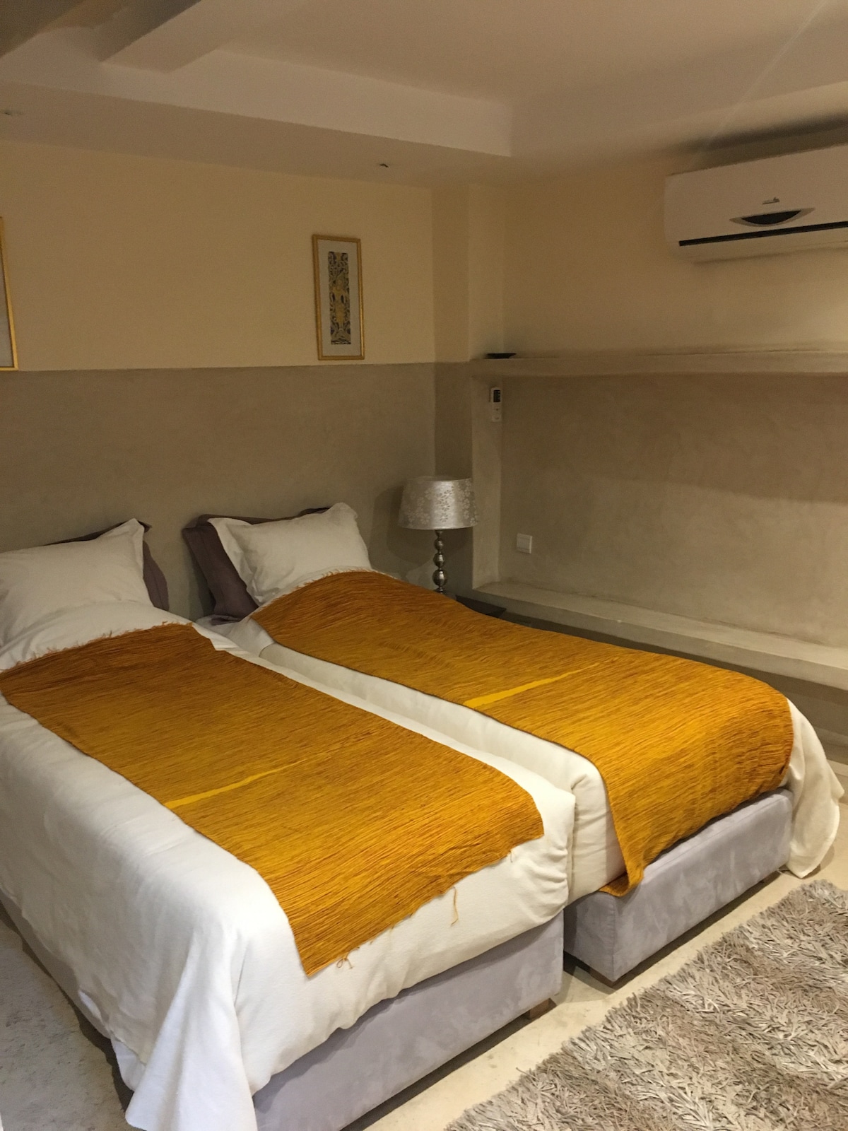 卧室： 2张床+卫生间 