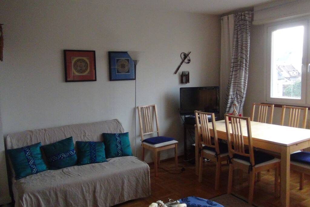 Hide a bed in Living room, sleeps 2