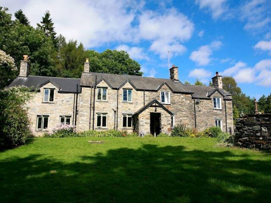 2 Tanycastell stunning grade II Welsh cottage Cottages for Rent in
