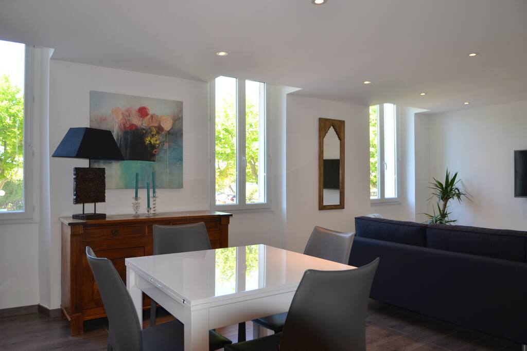 Grand séjour avec espace repas (table à rallonge) et espace télévision