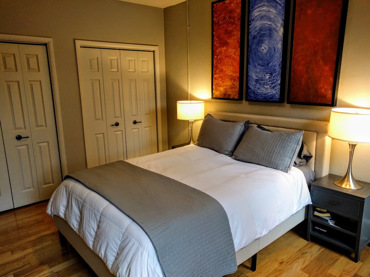 Privatna spavaća soba s bračnim krevetom i dovoljno prostora u ormaru