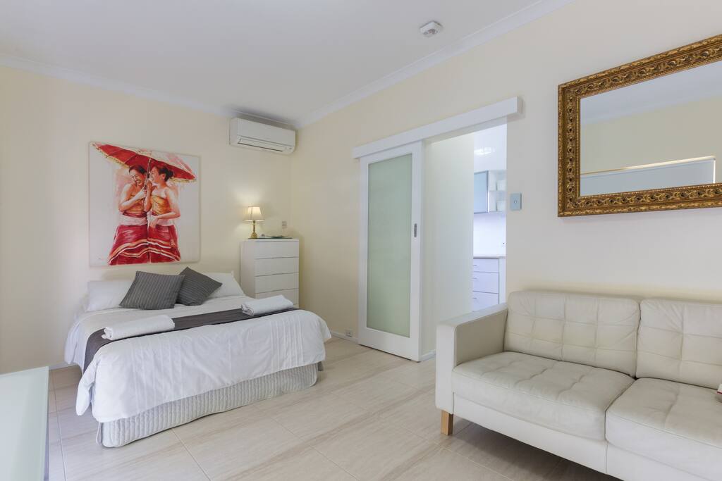 Double bed/Lounge area