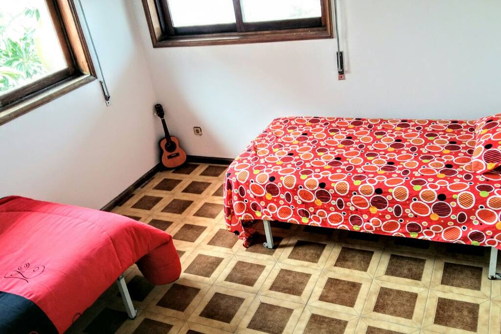 Quarto 2 - com 2 camas de solteiro