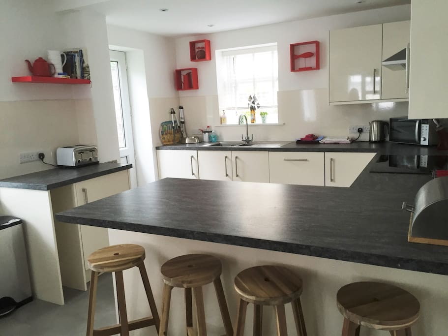 Kitchen & Breakfast bar