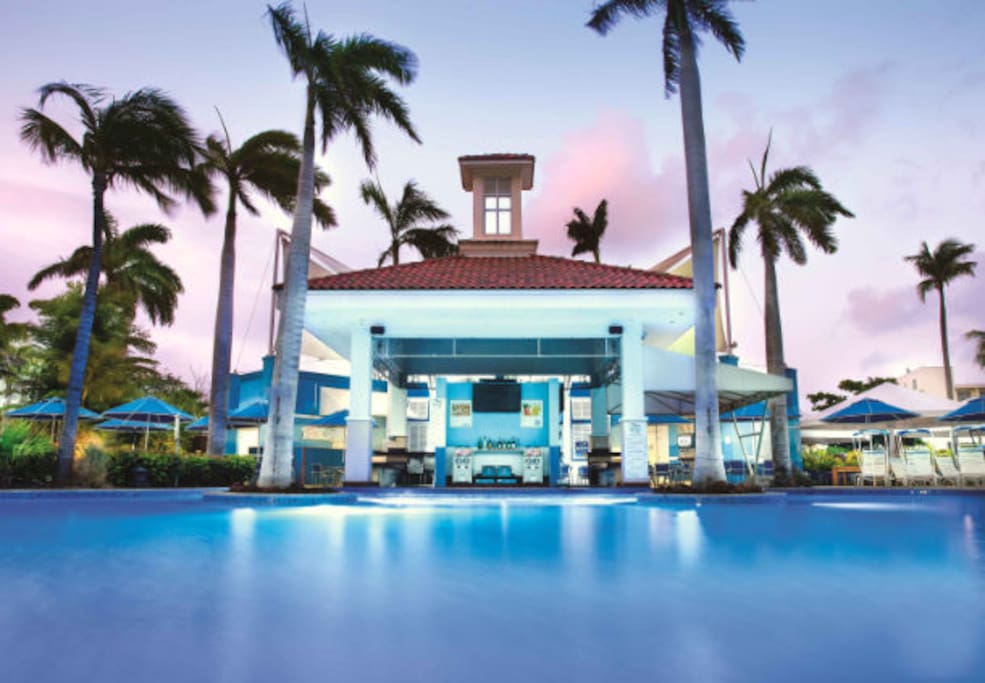 Swim up pool bar