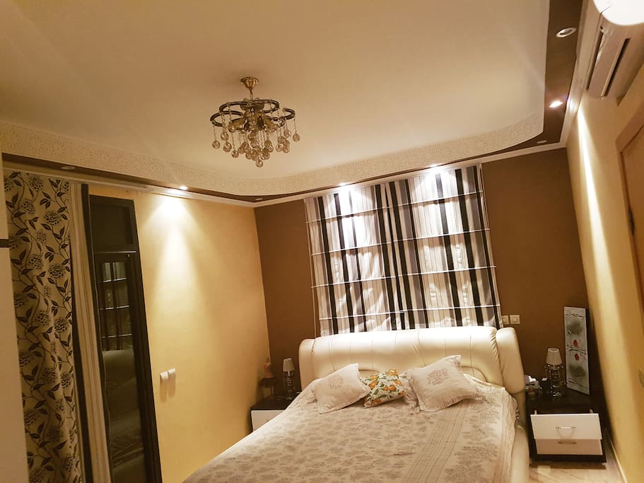 spots réglables pour une lumière tamisée agréable. lit King size literie très confortable haute qualité.