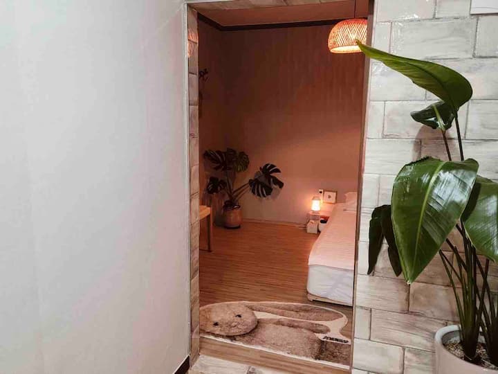 Slaapkamer 2 - Het is een gezellige sfeer met een laag vloerbedje.