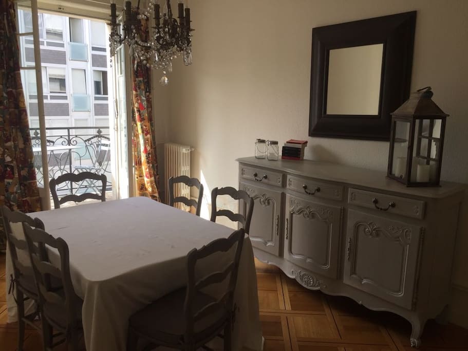Salle à manger avec balcon