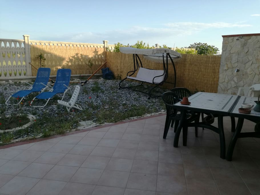 giardino fruibile con tavolo imperiale e uso barbecue, uso di doccia esterna