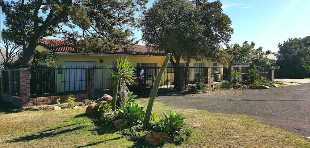 Riverside Villa *Indoor Braai*