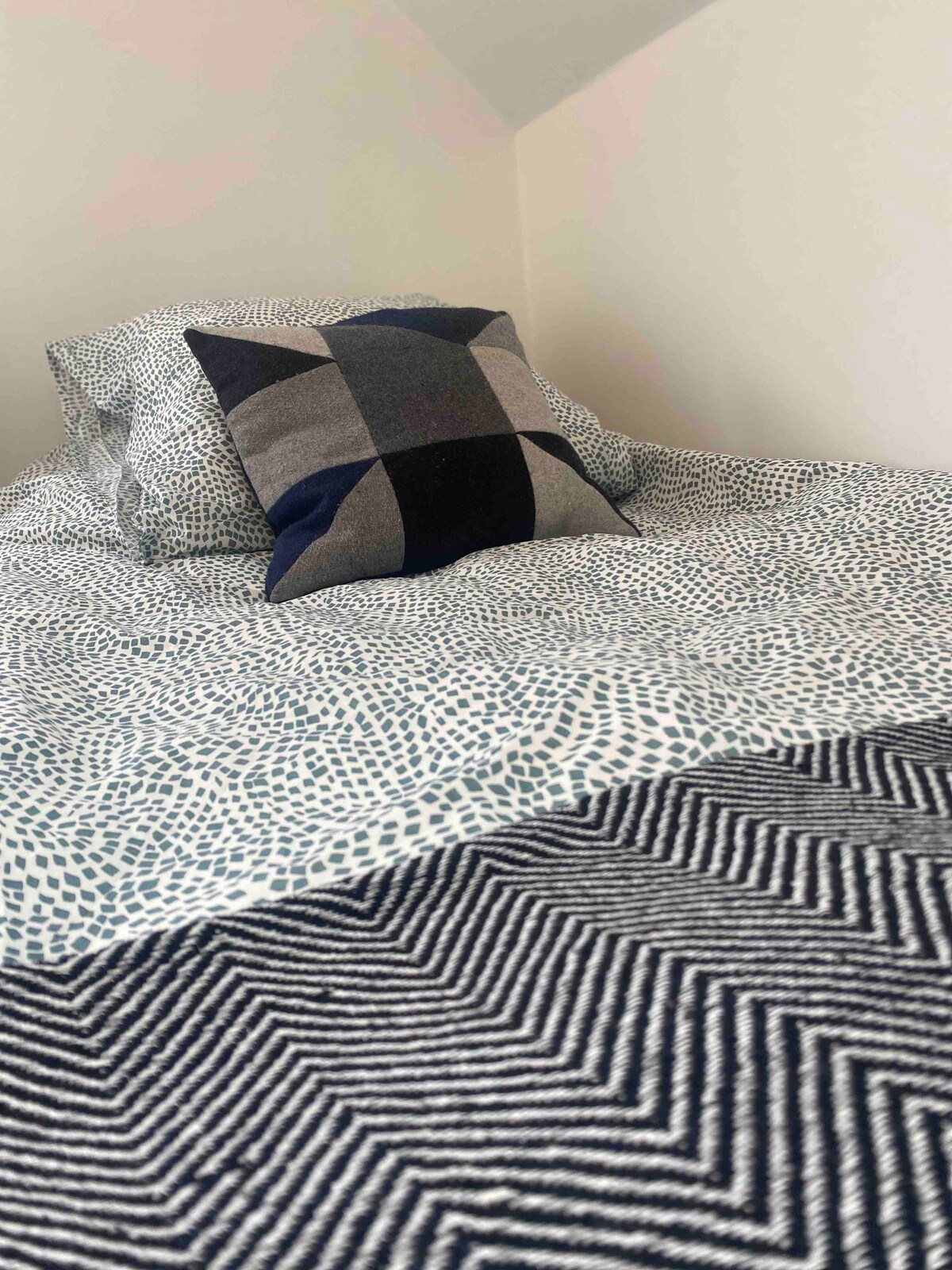 Две възглавници с чаршафи. Много декоративни възглавници 