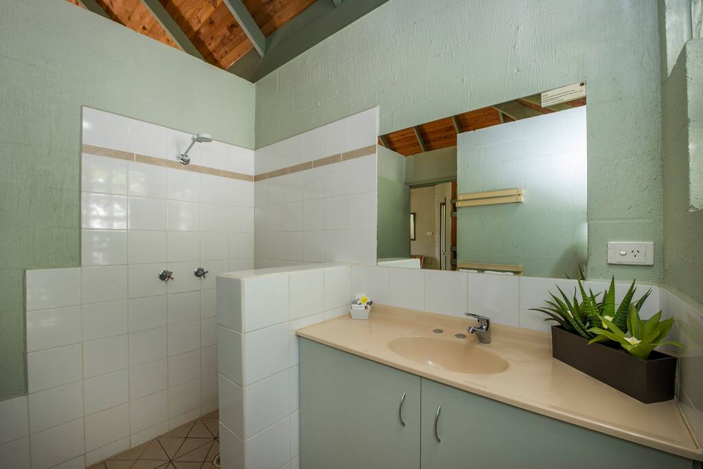 Queen Bure bathroom
