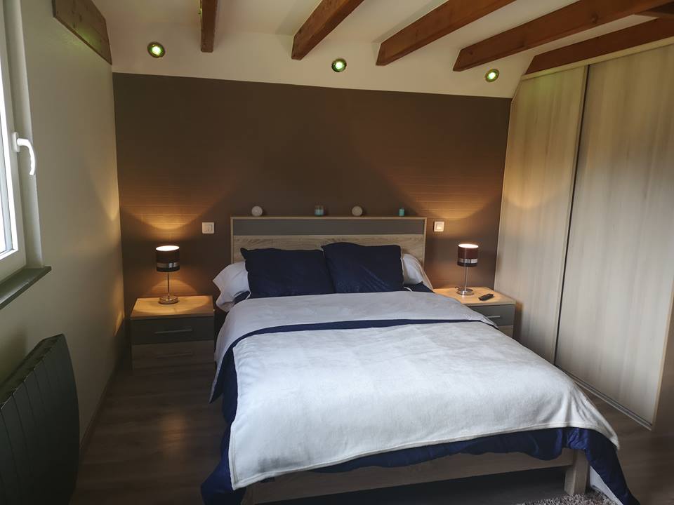 חדר שינה עם קומת ביניים למעלה וטלוויזיה 