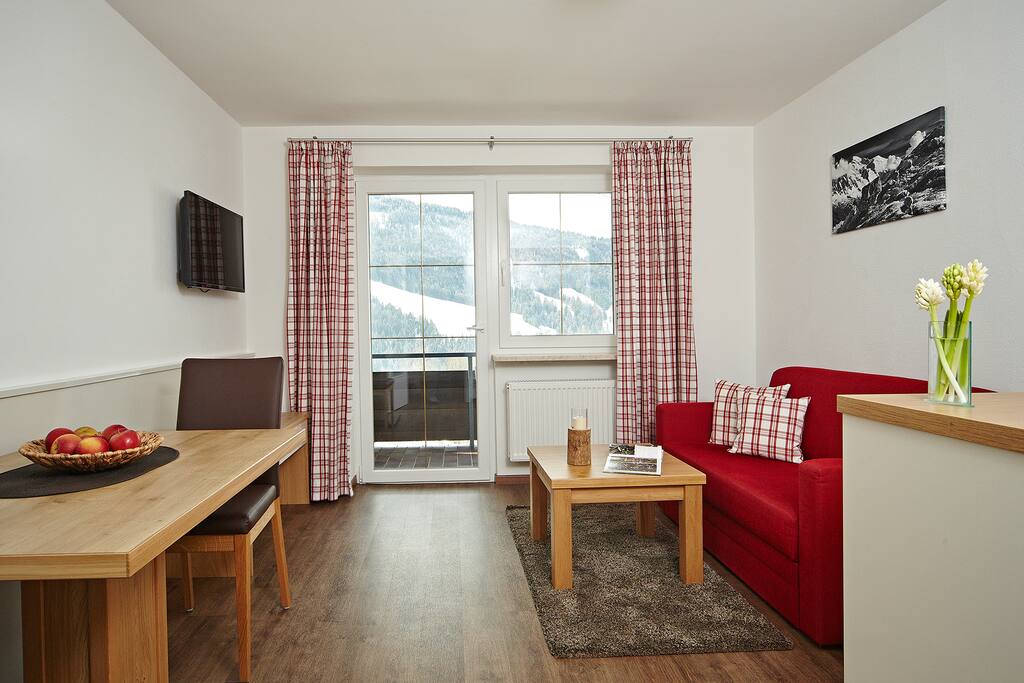 Wohnzimmer mit Südbalkon