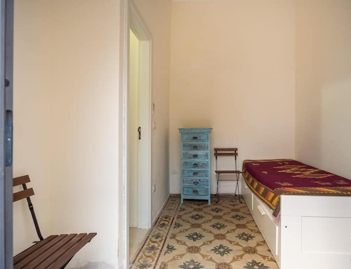 חדר שינה בקומת קרקע. 